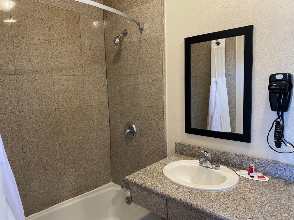 Super 8 by Wyndham Monterey image 22